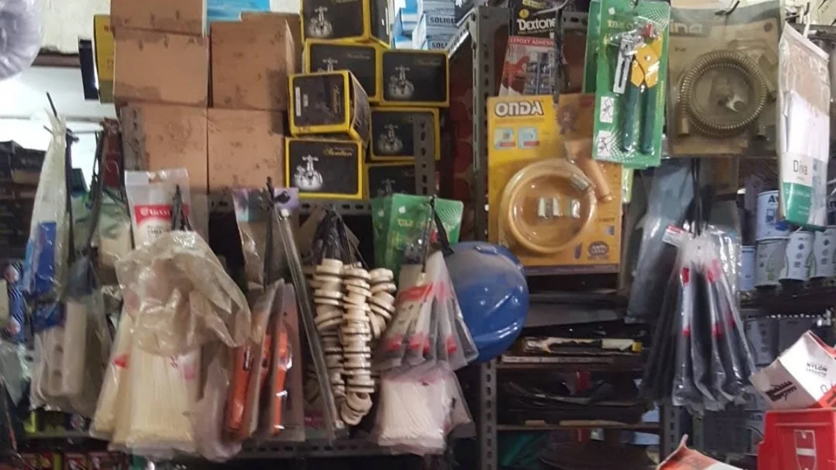 Sejumlah toko bangunan di Tambun Selatan menyediakan beragam material.