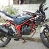 Kondisi ban motor perlu diperiksa secara berkala untuk memastikan tekanan angin.