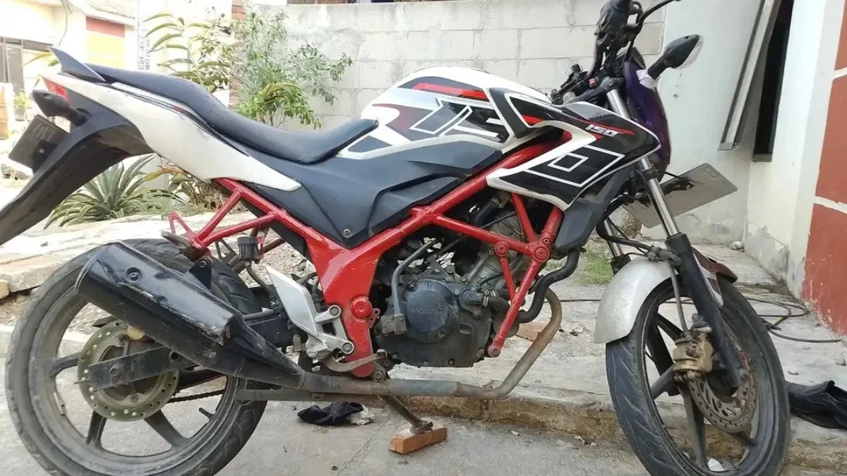 Kondisi ban motor perlu diperiksa secara berkala untuk memastikan tekanan angin.