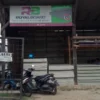 Deretan toko bangunan dan material di wilayah Cibarusah, Kabupaten Bekasi.