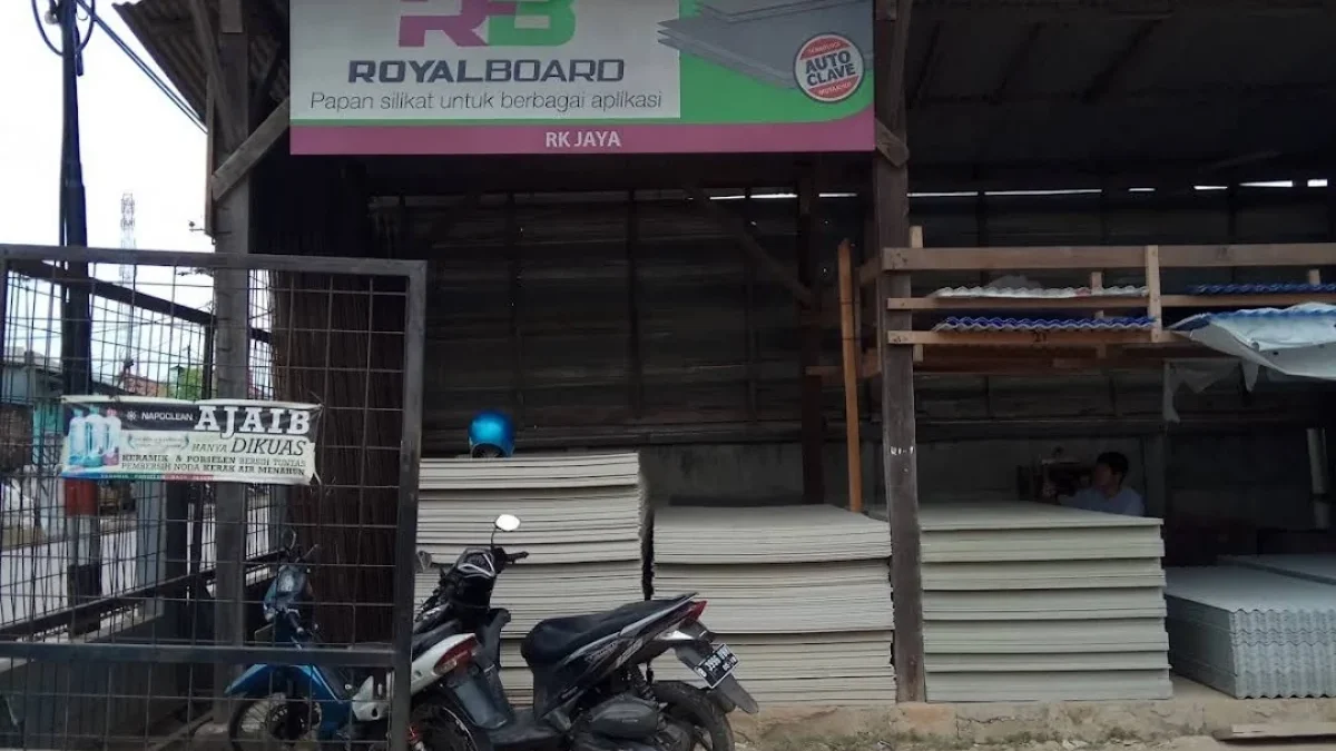 Deretan toko bangunan dan material di wilayah Cibarusah, Kabupaten Bekasi.