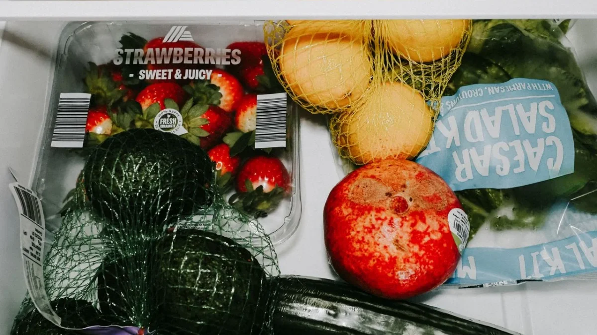 13 Cara Menghilangkan Bau di Kulkas, Nomor 4 Cuma Butuh Bahan yang Sering Ada di Dapur Ilustrasi kulkas di rumah yang mengeluarkan bau tidak sedap akibat sisa makanan.