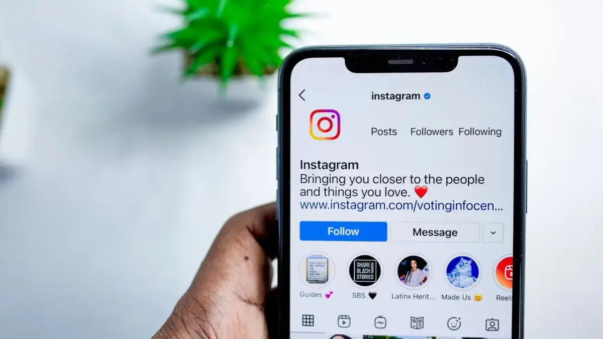Ilustrasi aplikasi Instagram di ponsel.