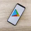 Ilustrasi Google Play Store pada HP Android.