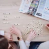 Seorang pelajar sedang mempelajari kosakata bahasa Inggris menggunakan permainan.