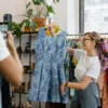 Pelaku UMKM memanfaatkan fitur TikTok Live dan Shopee Live untuk memperkenalkan produk secara langsung.