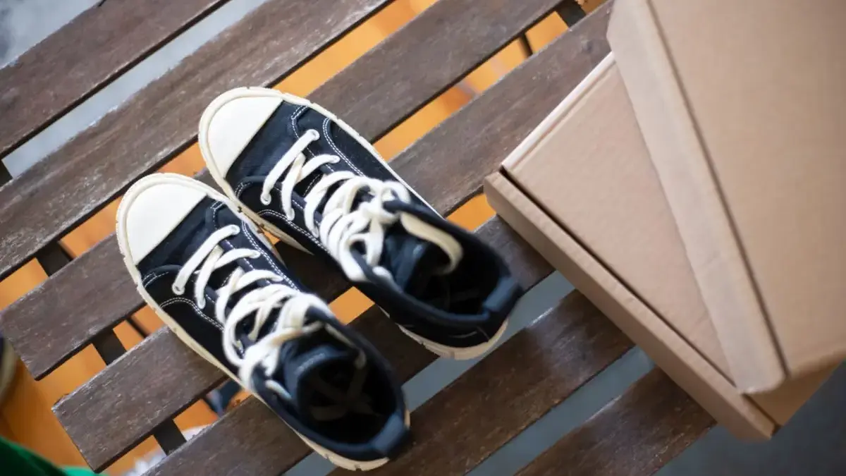 Jangan Cuma Dipakai! Ini 14 Cara Merawat Sepatu agar Tidak Cepat Rusak Merawat sepatu secara rutin dapat membantu menjaga bentuk dan kebersihan.