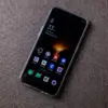 Ilustrasi pemeriksaan kesehatan baterai HP Android untuk mengetahui kapasitas.