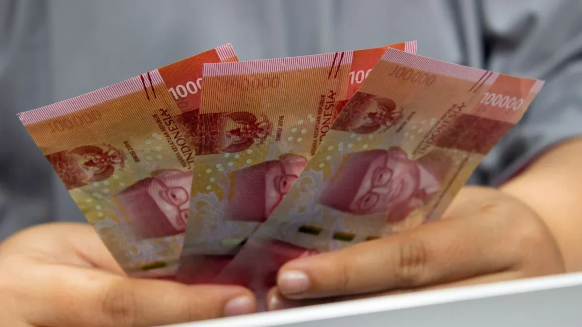Gaji Rp5,5 Juta di Depok, Berapa Dana Darurat yang Ideal? Ini 13 Cara Menghitungnya Ilustrasi pekerja sedang mengatur keuangan dan menghitung dana darurat.