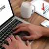 Ilustrasi seseorang sedang mengecek email dan menunggu kabar dari perusahaan setelah mengirimkan lamaran kerja