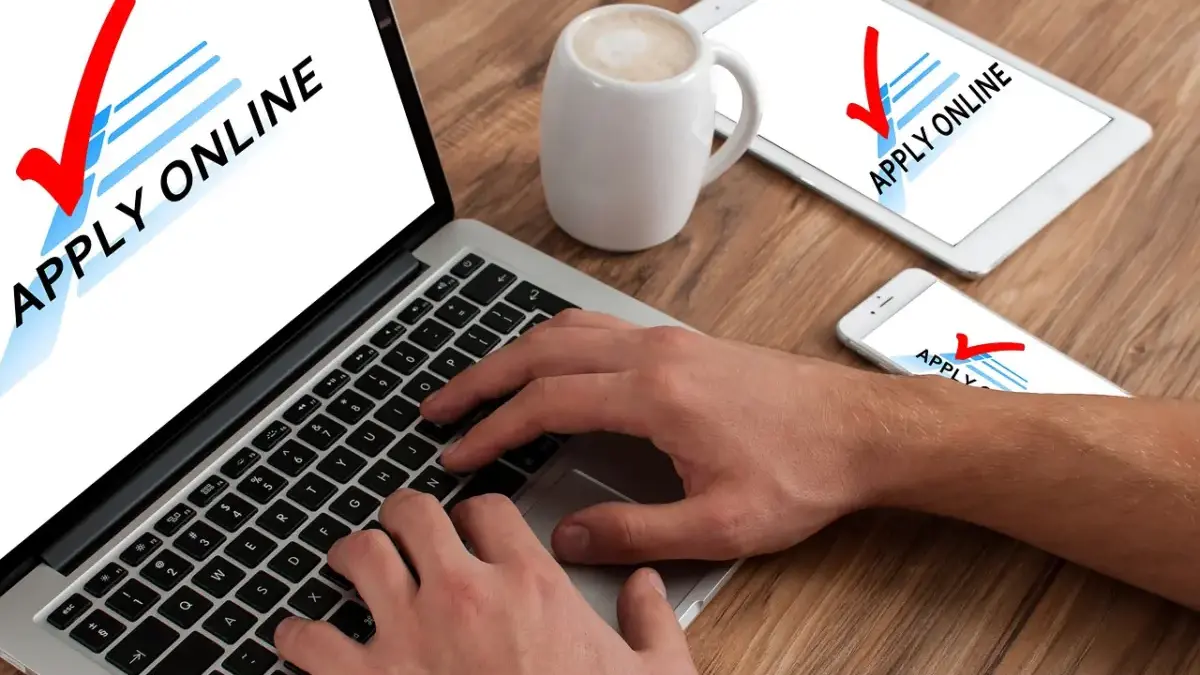 12 Cara Follow Up Lamaran Kerja Tanpa Terlihat Memaksa, Nomor 5 Sering Bikin Kandidat Gagal Ilustrasi seseorang sedang mengecek email dan menunggu kabar dari perusahaan setelah mengirimkan lamaran kerja