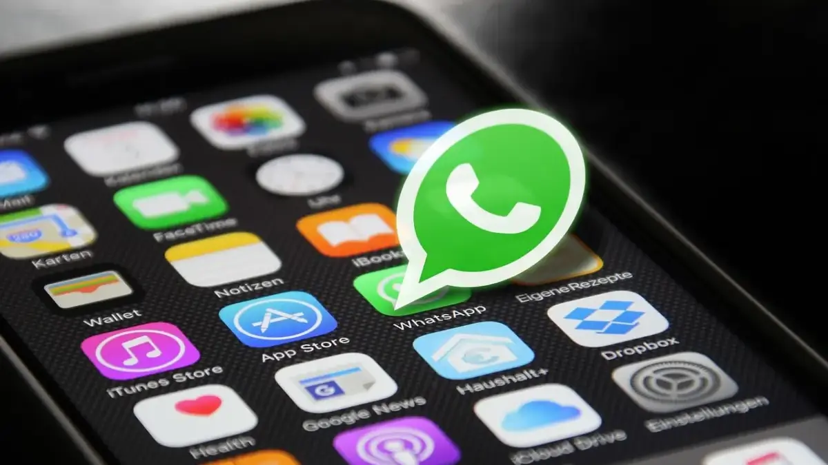 Daftar 13 Cara Mengatasi WhatsApp Tidak Bisa Dibuka, No 12 Bisa Bantu Amankan Data Wa! Ilustrasi aplikasi WhatsApp di ponsel yang mengalami kendala.