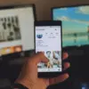 Ilustrasi pengguna Instagram yang sedang mengecek alamat email terhubung.