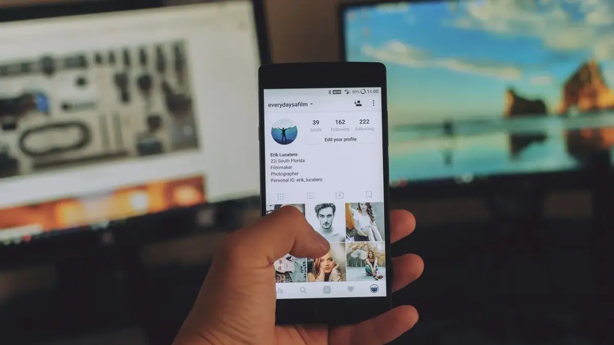 Ilustrasi pengguna Instagram yang sedang mengecek alamat email terhubung.