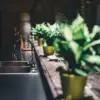 Noda minyak yang menempel di kompor, dinding, hingga peralatan dapur dapat dibersihkan.